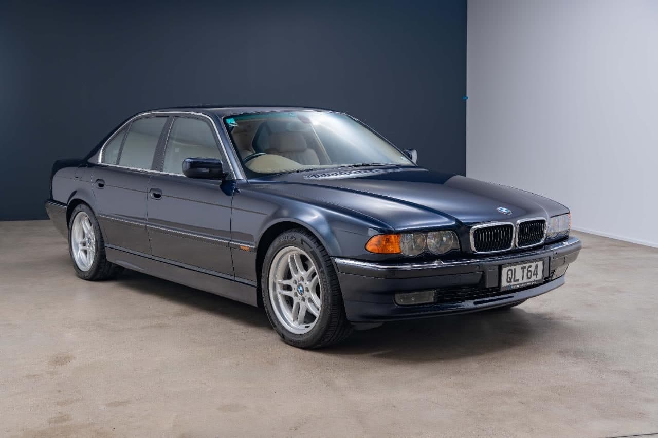 2000 BMW 740i SEDAN A